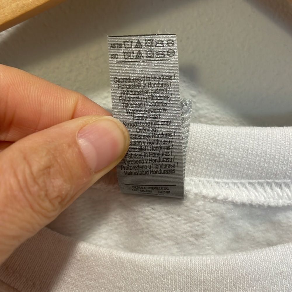 NWOT Gildan woman’s white sweatshirt - Picture 9 of 9